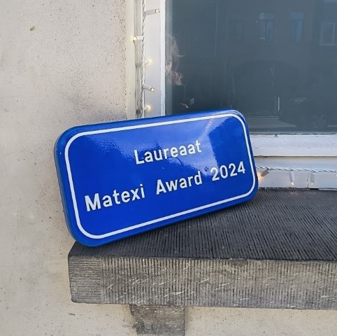 bluaw straatnaambord met opschrift 'Laureaat Matexi Award 2024