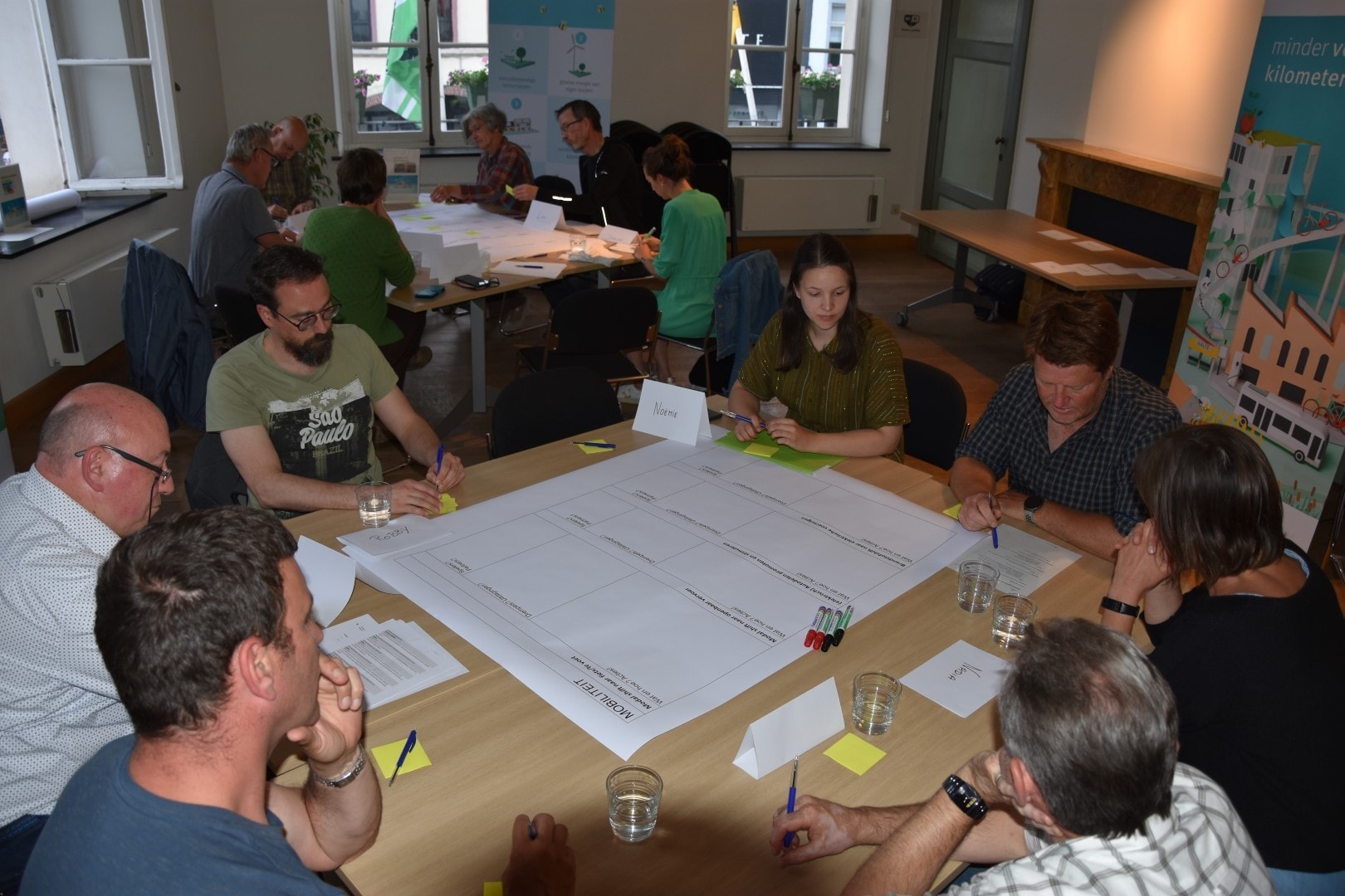 Deelnemers in gesprek aan tafel
