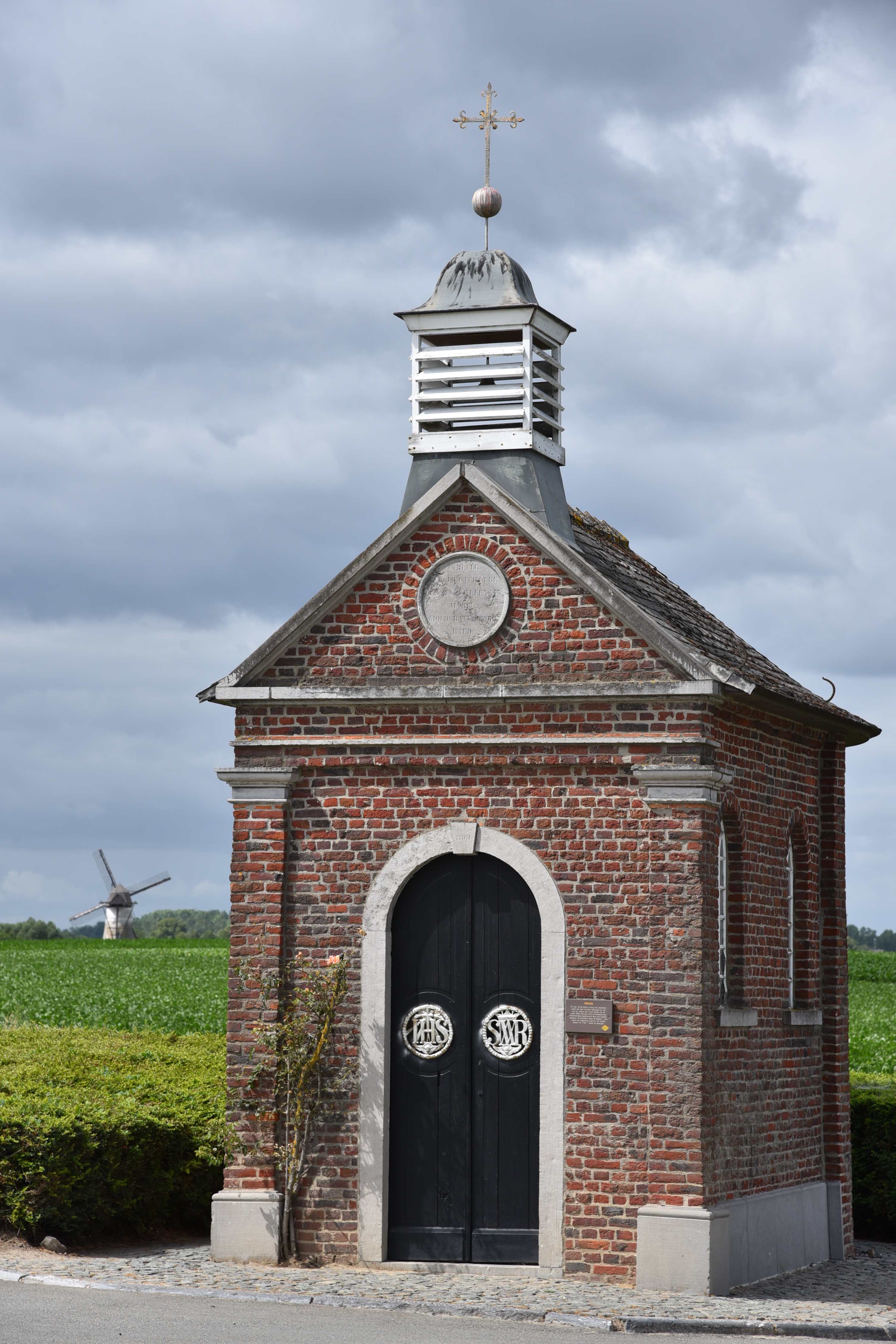kapel op de Heirebaan met stenenmolen op de achtergrond