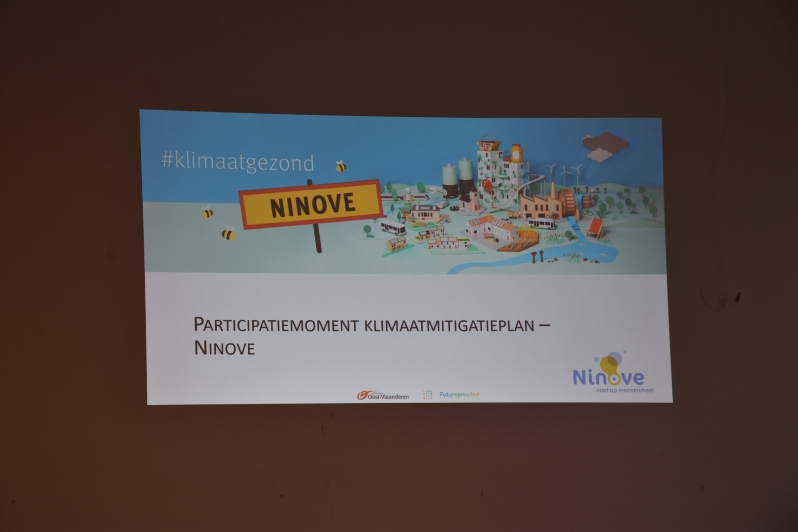 illustratie geprojecteerd op muur als welkom voor deelnemers aan klimaattafels