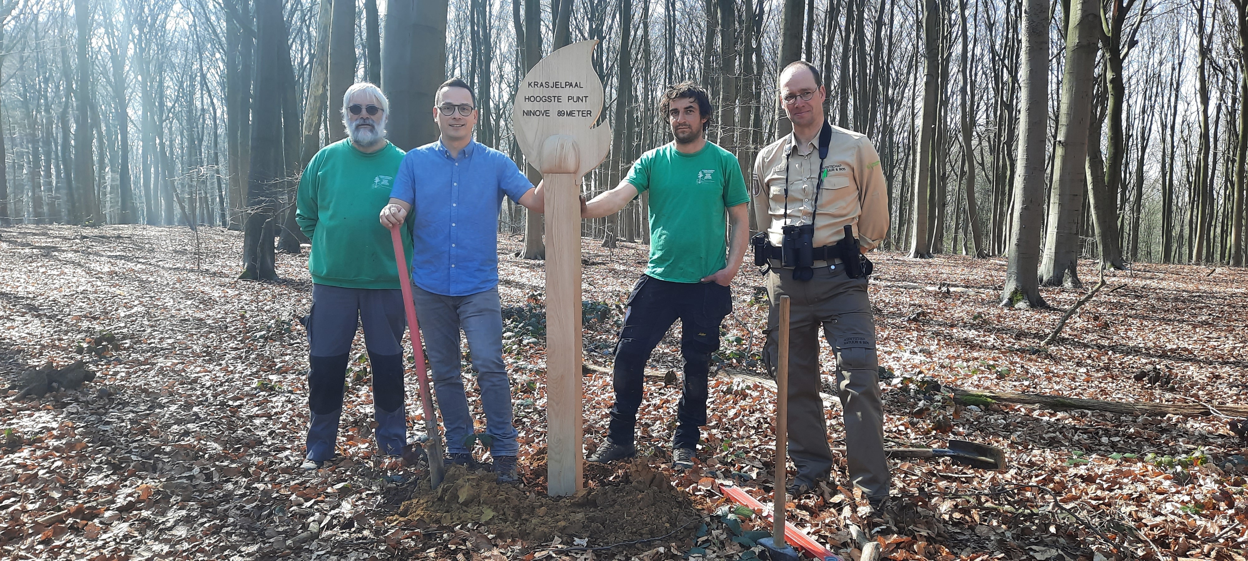 In Neigembos werd de Krasjelpaal geplaatst in het bijzijn van ontwerper Joris Bellemans en zijn zoon Pieter, bedenker Jeroen Van Assche (tweede van links), en boswachter Björn Deduytsche.