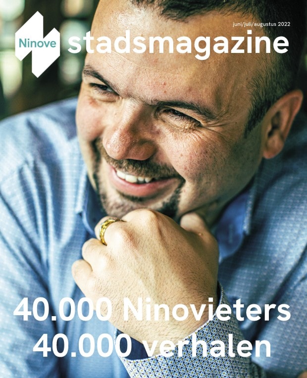 close-up van lachende man op cover van het stadsmagazine