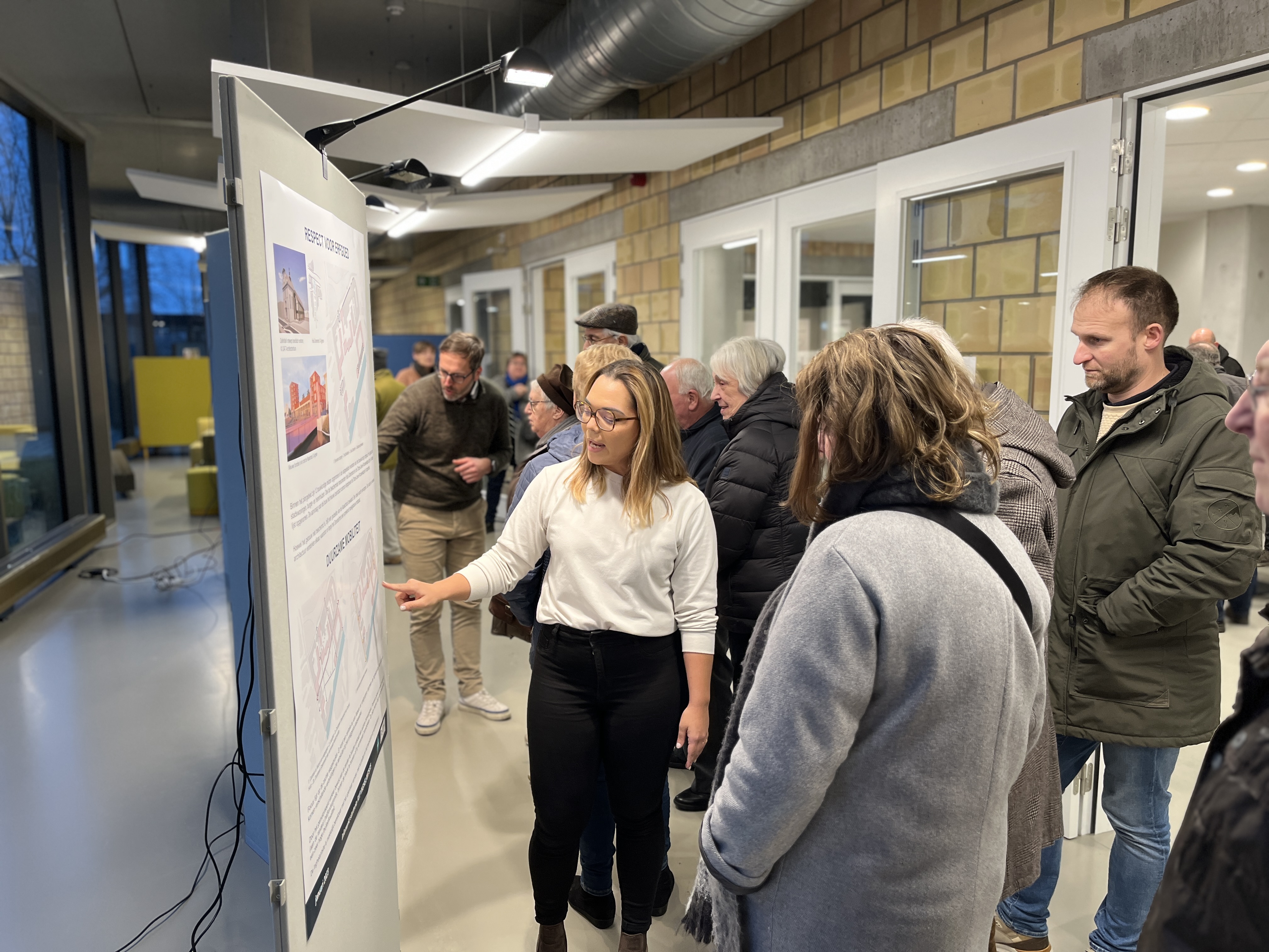 foto van veel toehoorders bij de infopanelen