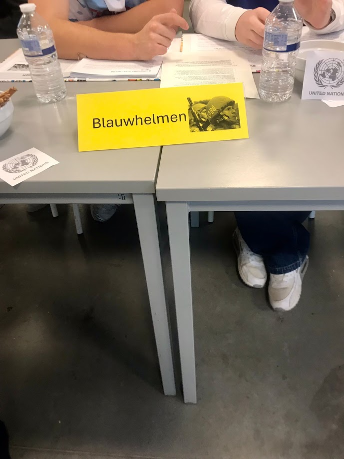affiche geel met woord Blauwhelmen