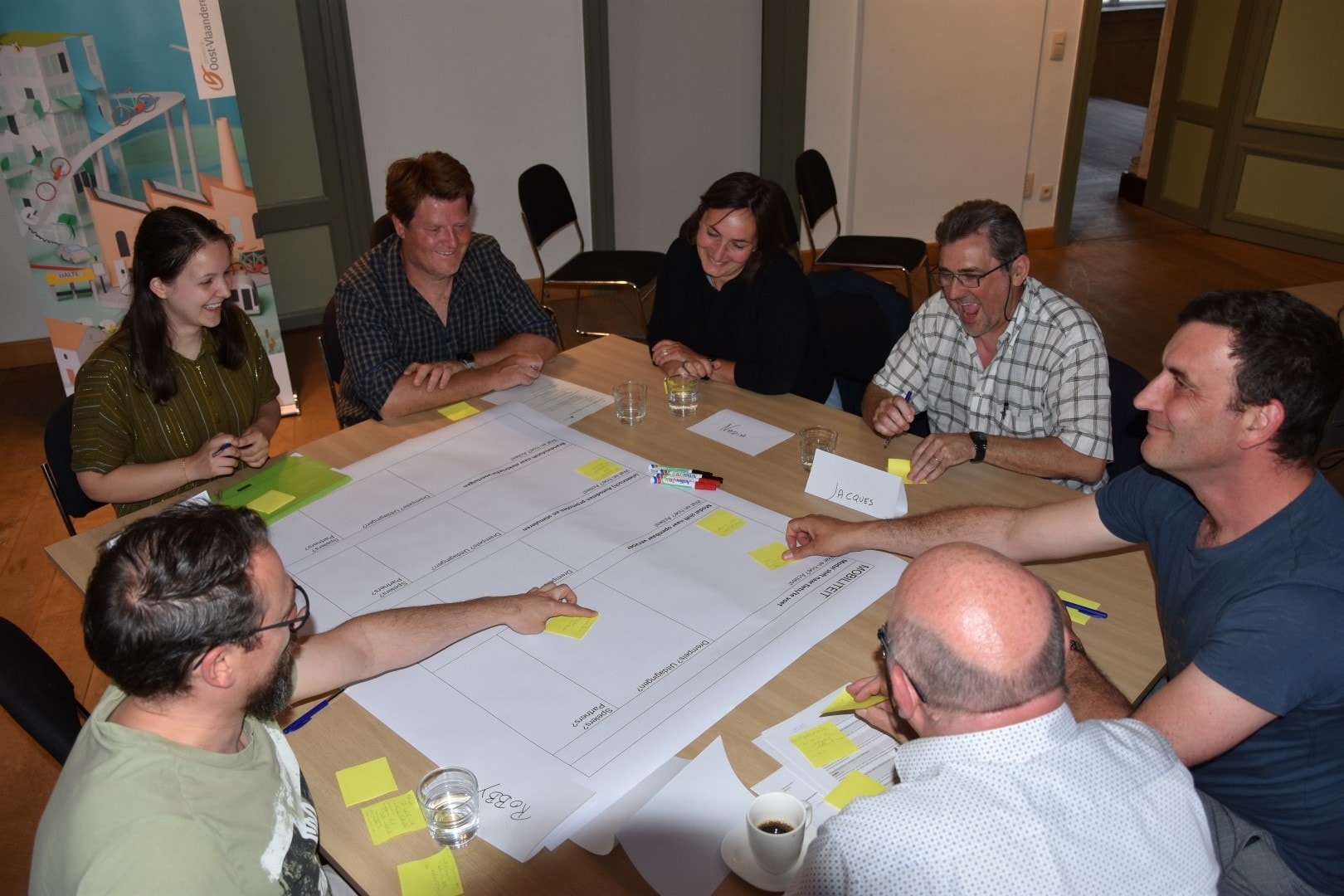 Deelnemers in gesprek aan tafel