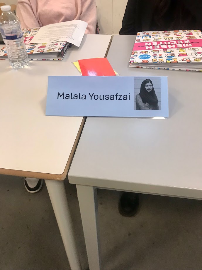 Blauwa affiche met rol Malala Yousafzai