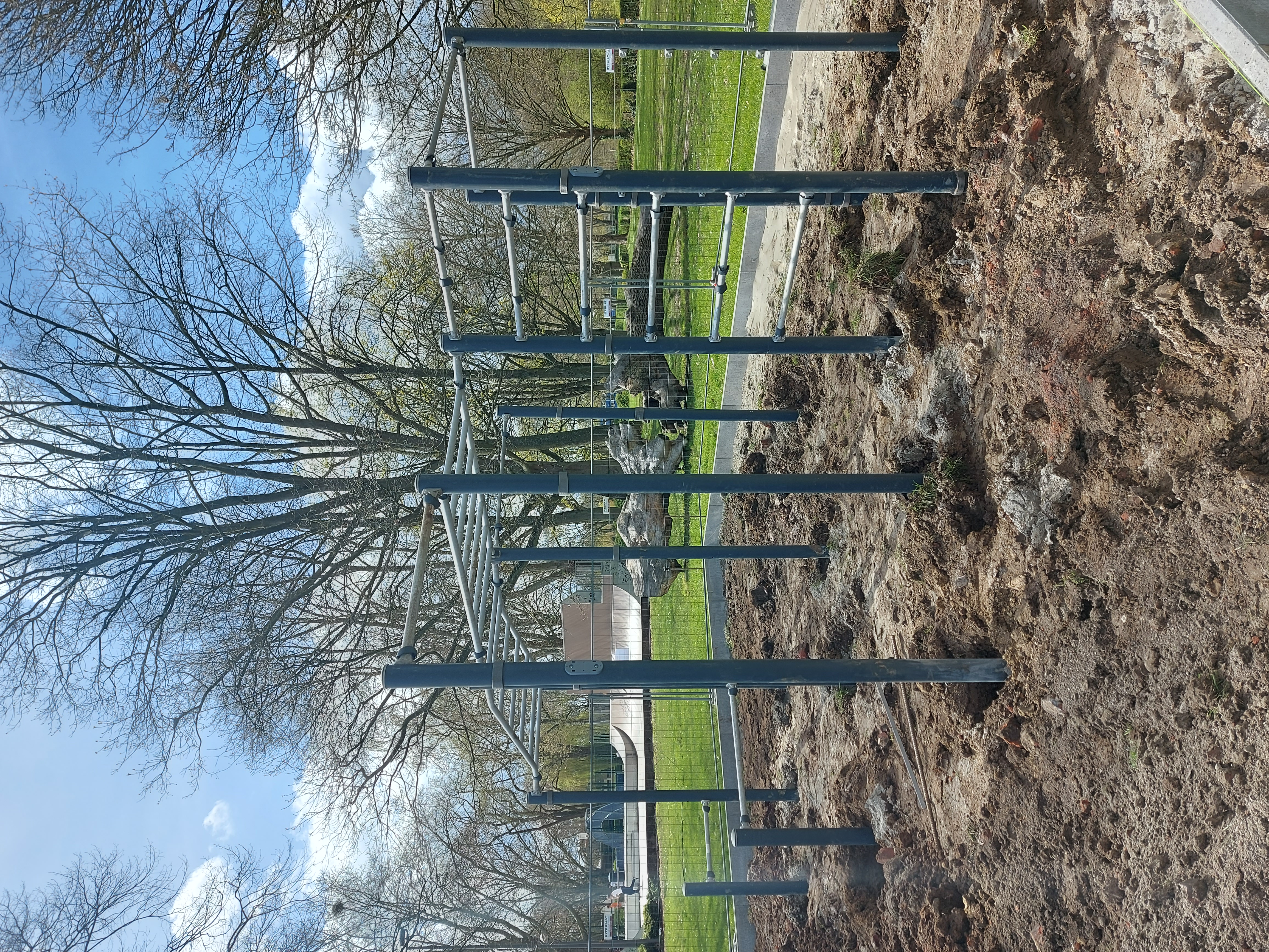 foto van het plaatsen van een toestel met zicht op verankering in de bodem
