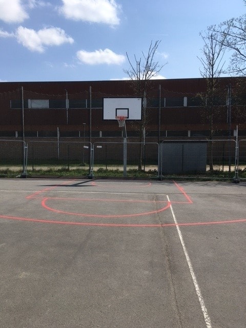 Buitenbasketterrein met 1 basketdoel