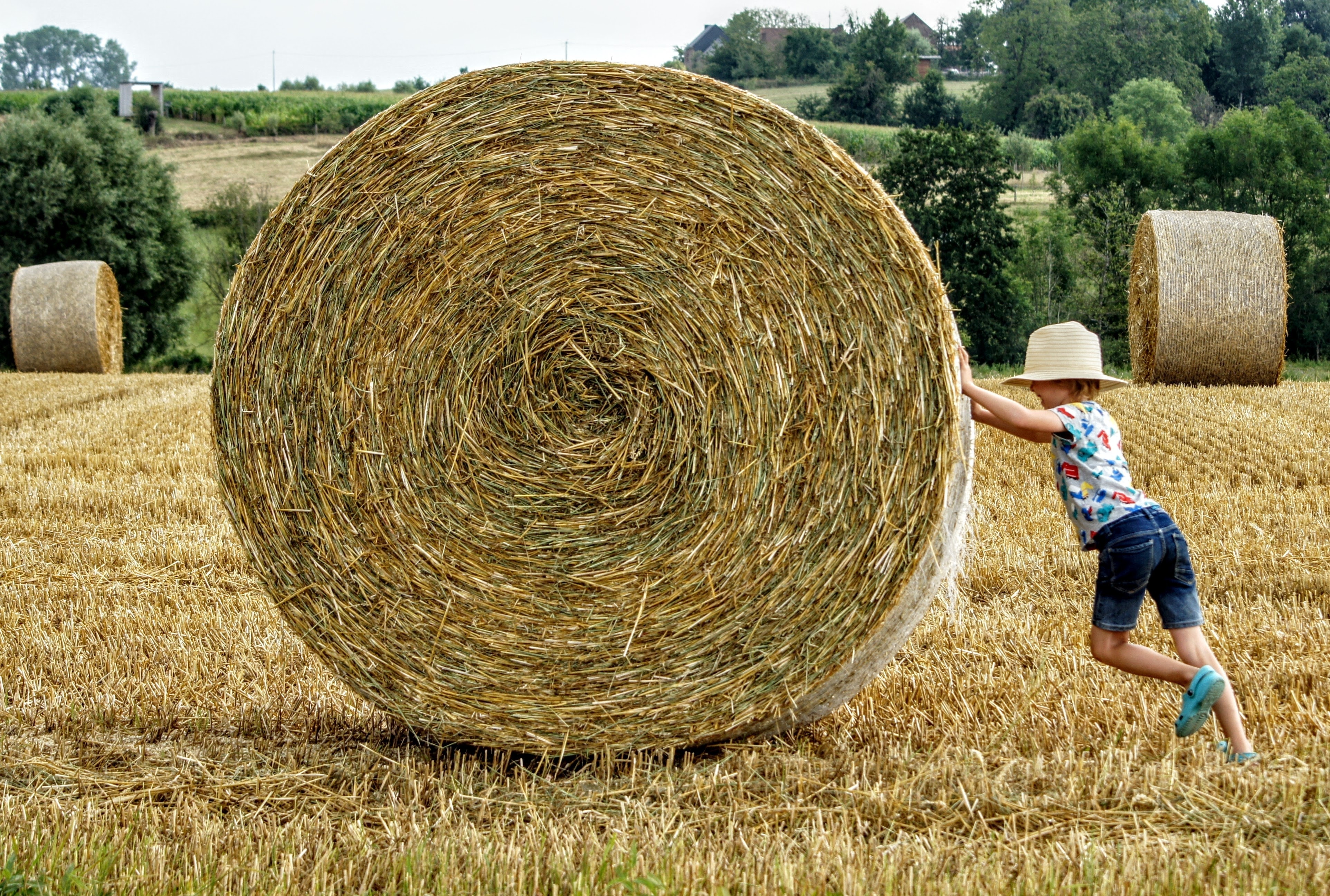 Kindje rolt strobaal vooruit